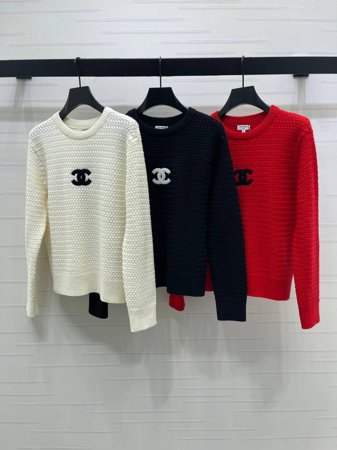 CHANEL シャネル ニットセーター クルーネック ロゴ レディース ホワイト ブラック レッド