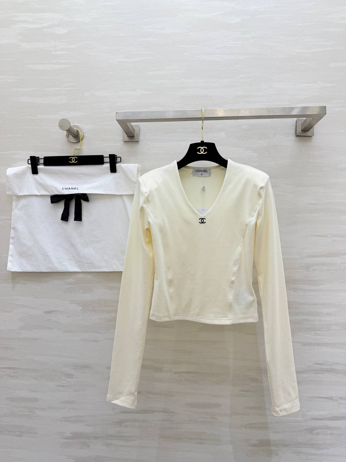 CHANEL シャネル ニットトップス Vネック 長袖 レディース ホワイト