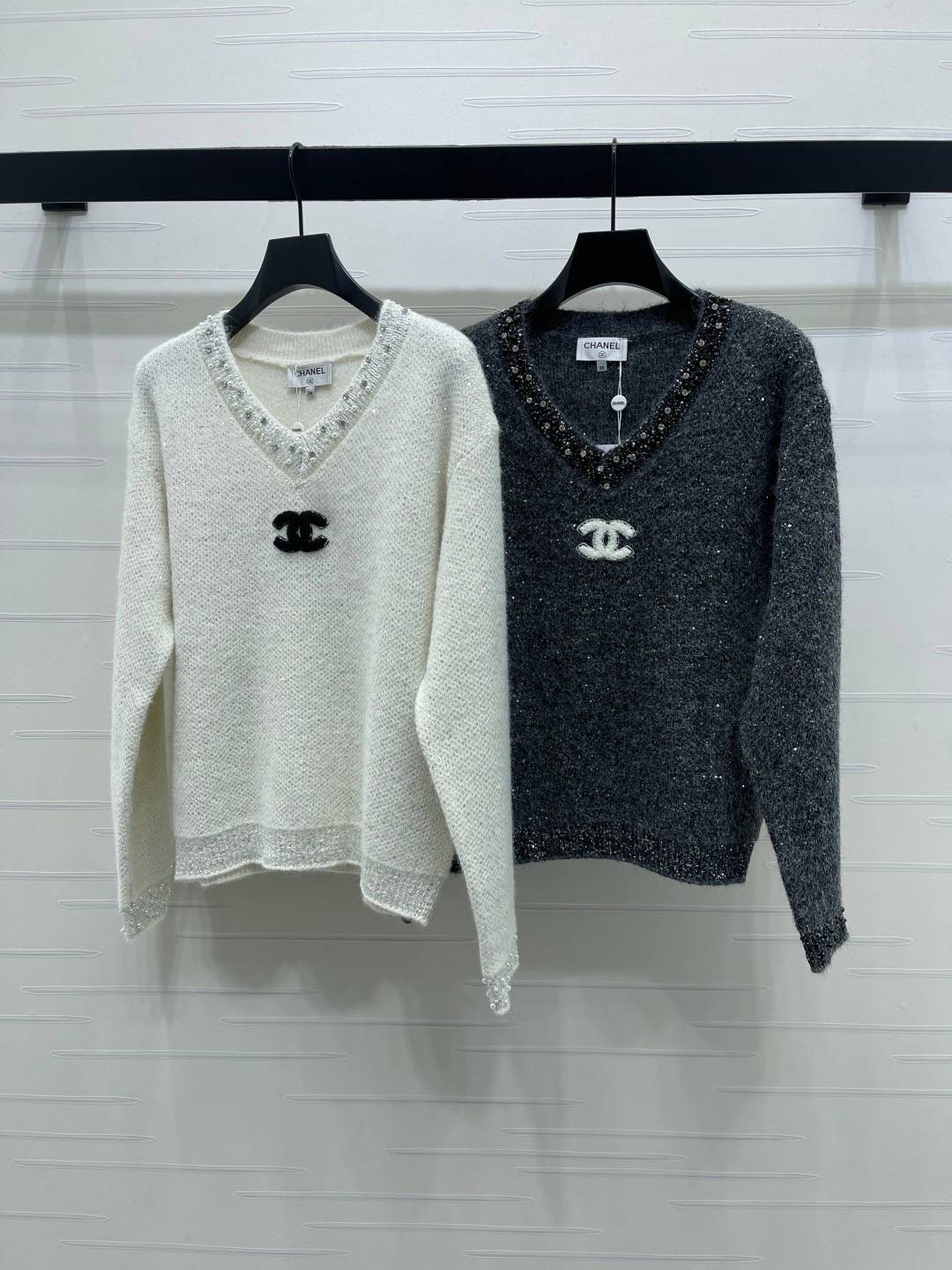 CHANEL シャネル Vネック ニットセーター ロゴ ブラック ベージュ