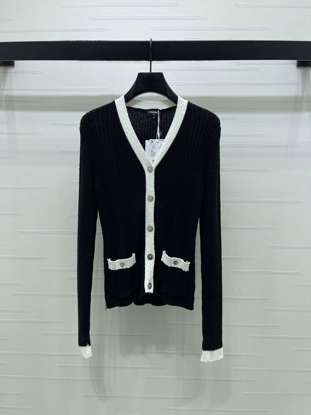 CHANEL シャネル ニットカーディガン Vネック ボタン ブラック ホワイト