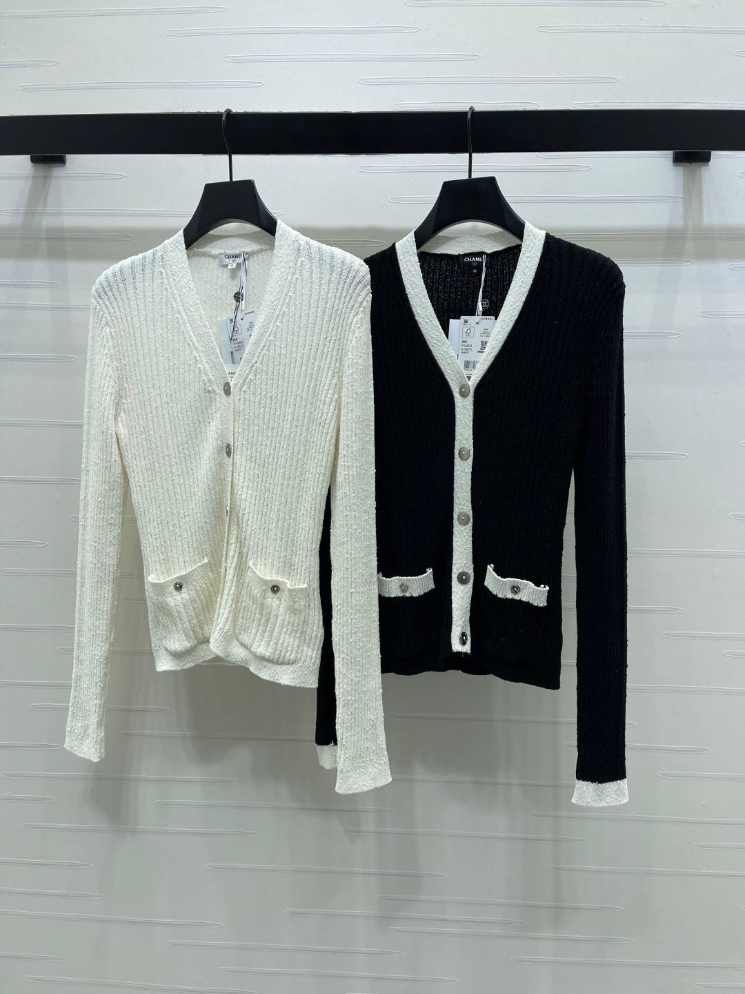 CHANEL シャネル ニットカーディガン Vネック ボタン ブラック ホワイト