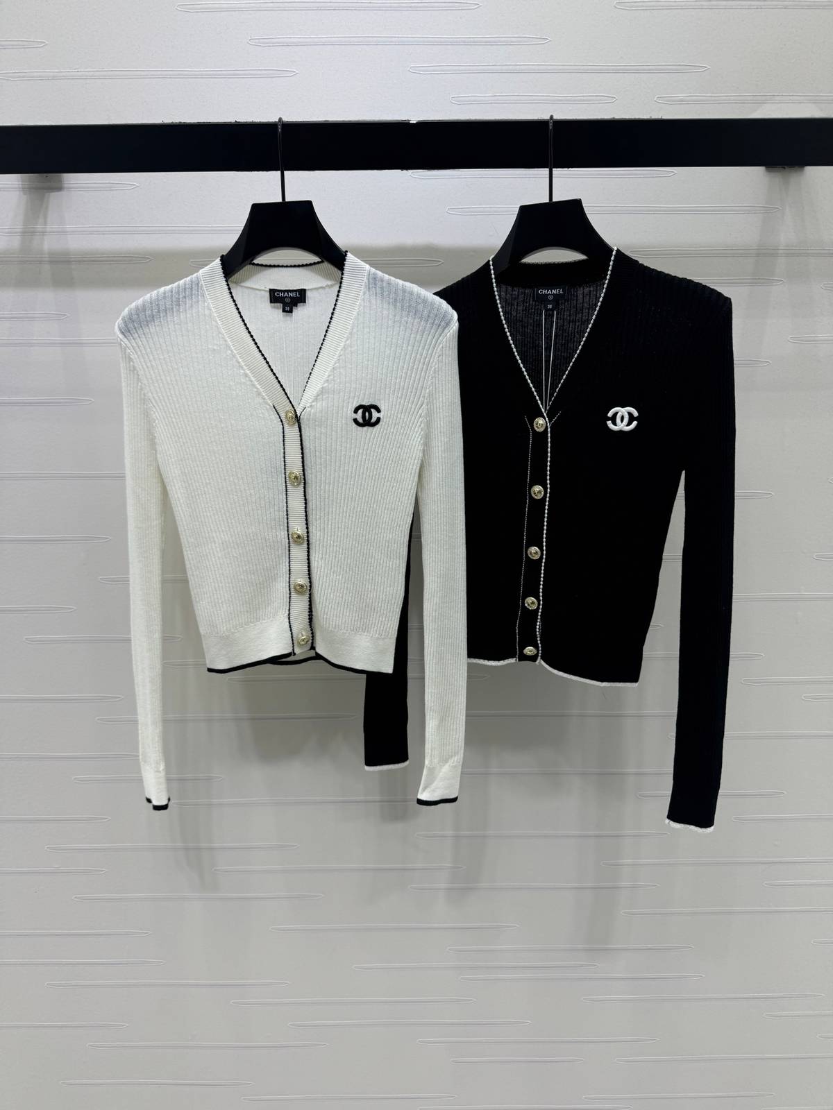 CHANEL シャネル ニットカーディガン 長袖 Vネック ブラック ホワイト