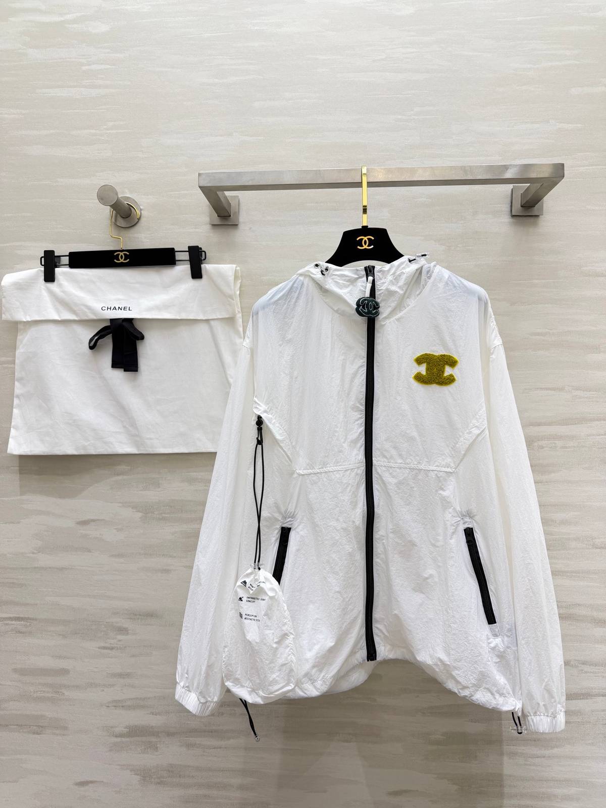 CHANEL シャネル ジップアップ ロゴ レディース 白