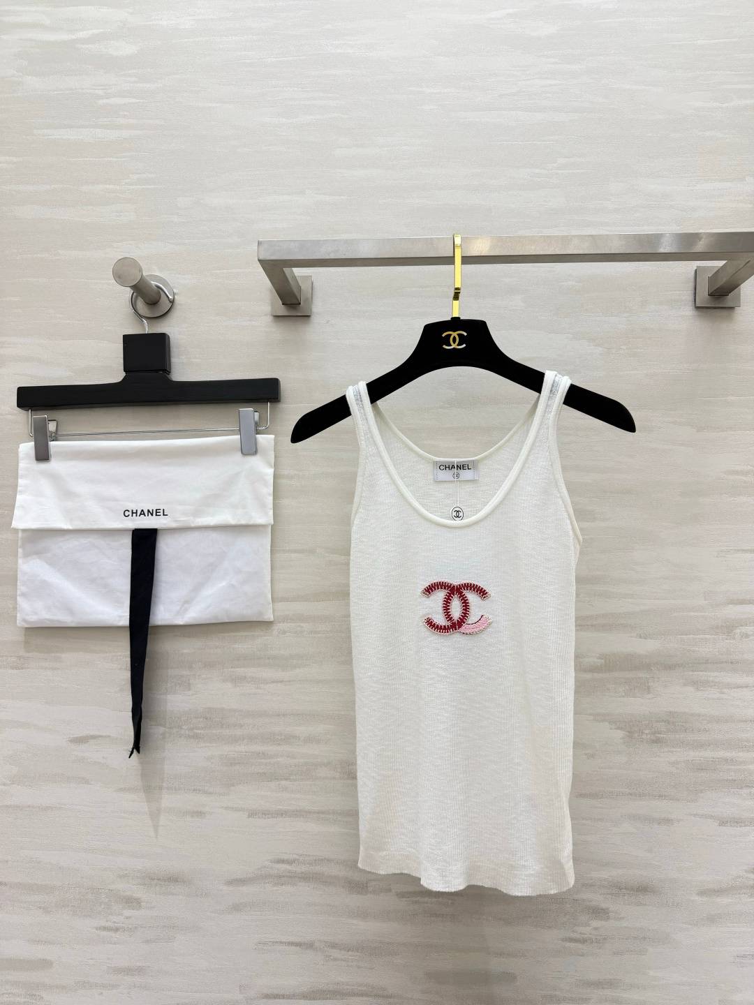CHANEL シャネル ノースリーブトップス ロゴ 白 宝藍