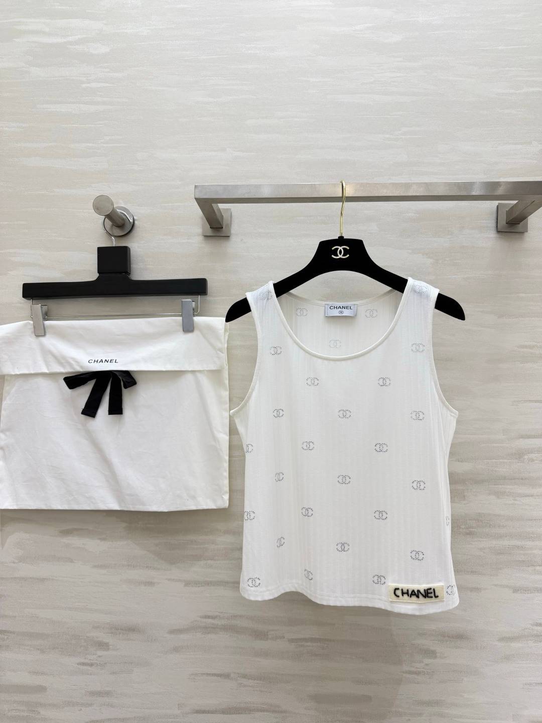 CHANEL シャネル ノースリーブトップス ロゴ レディース ホワイト