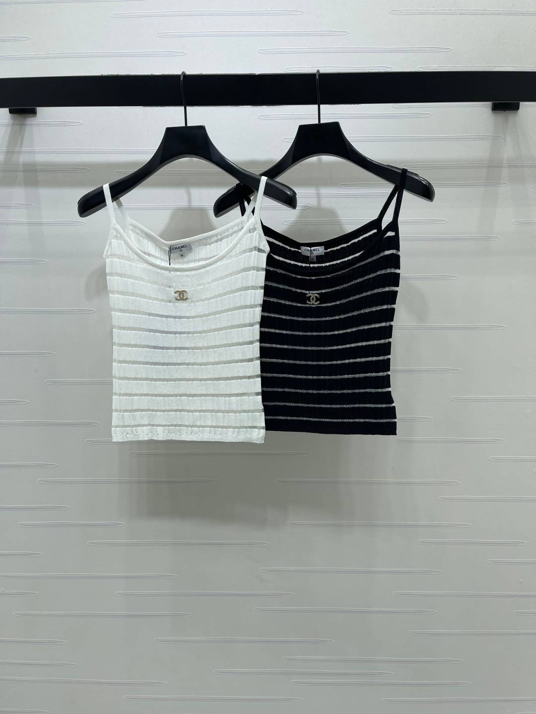 CHANEL シャネル ノースリーブトップス ロゴ クルーネック ホワイト ブラック