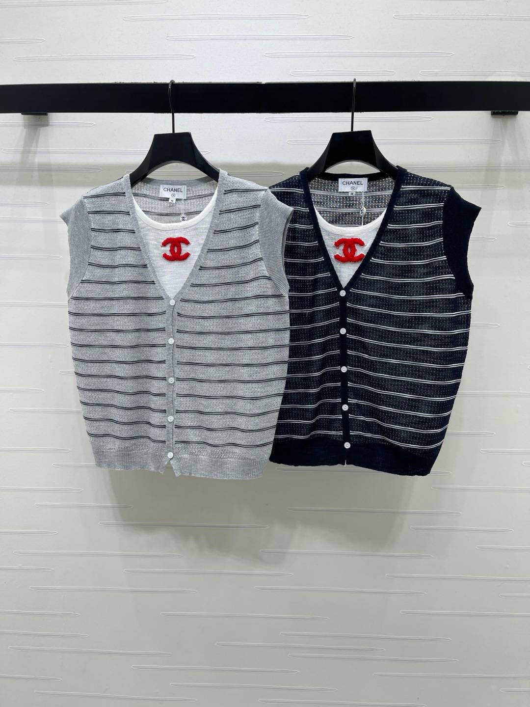 CHANEL シャネル ベスト Vネック ロゴ ブラック グレー