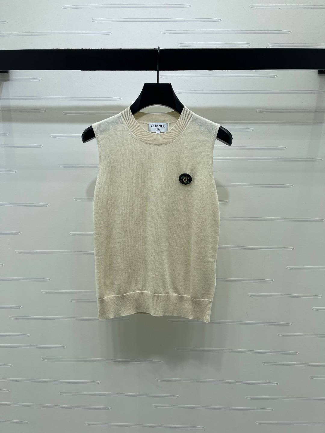 CHANEL シャネル ノースリーブトップス ロゴ 米白色