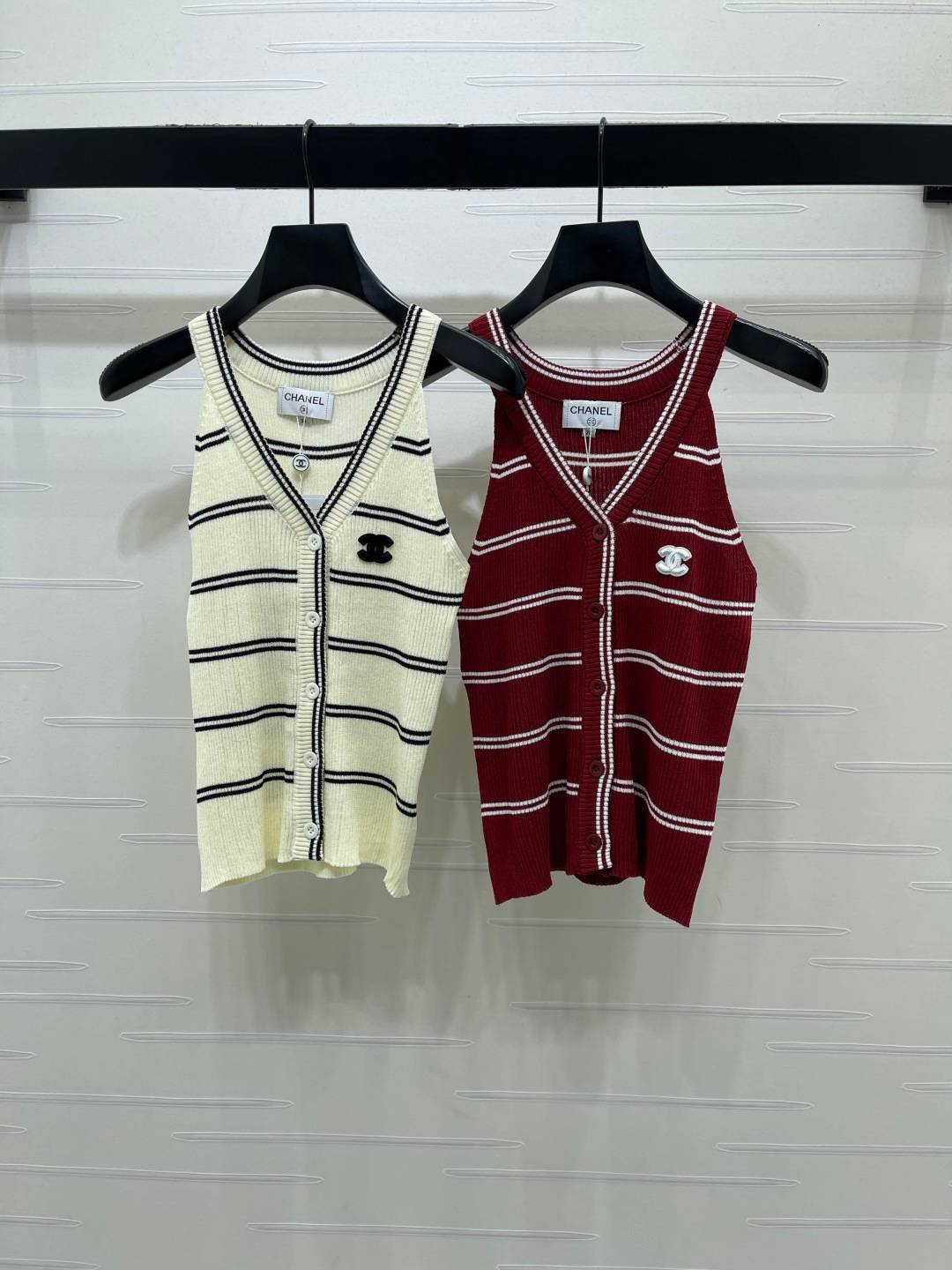 CHANEL シャネル ベスト Vネック ロゴ ホワイト レッド