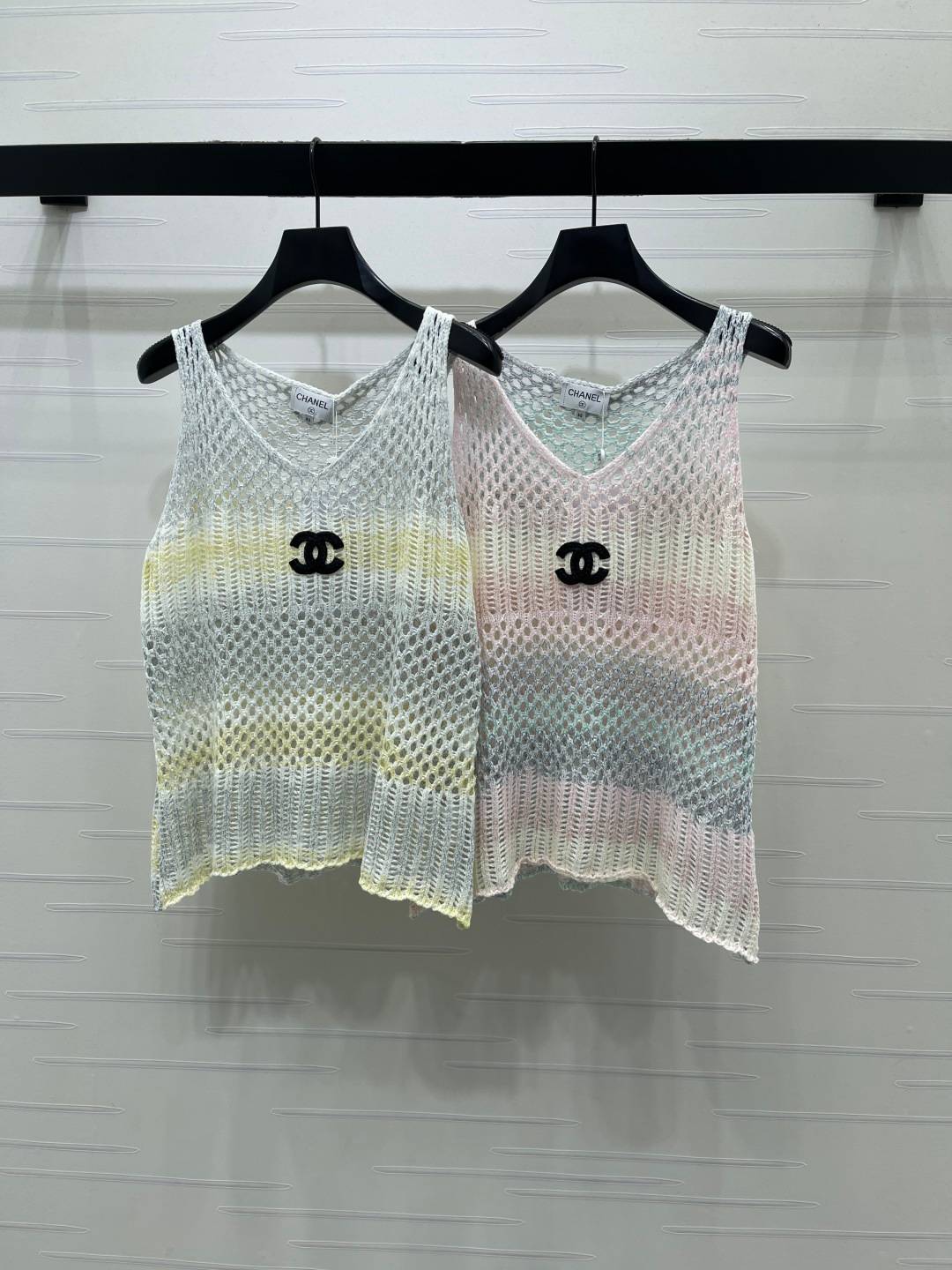 CHANEL シャネル ベスト Vネック ロゴ レディース ホワイト ピンク
