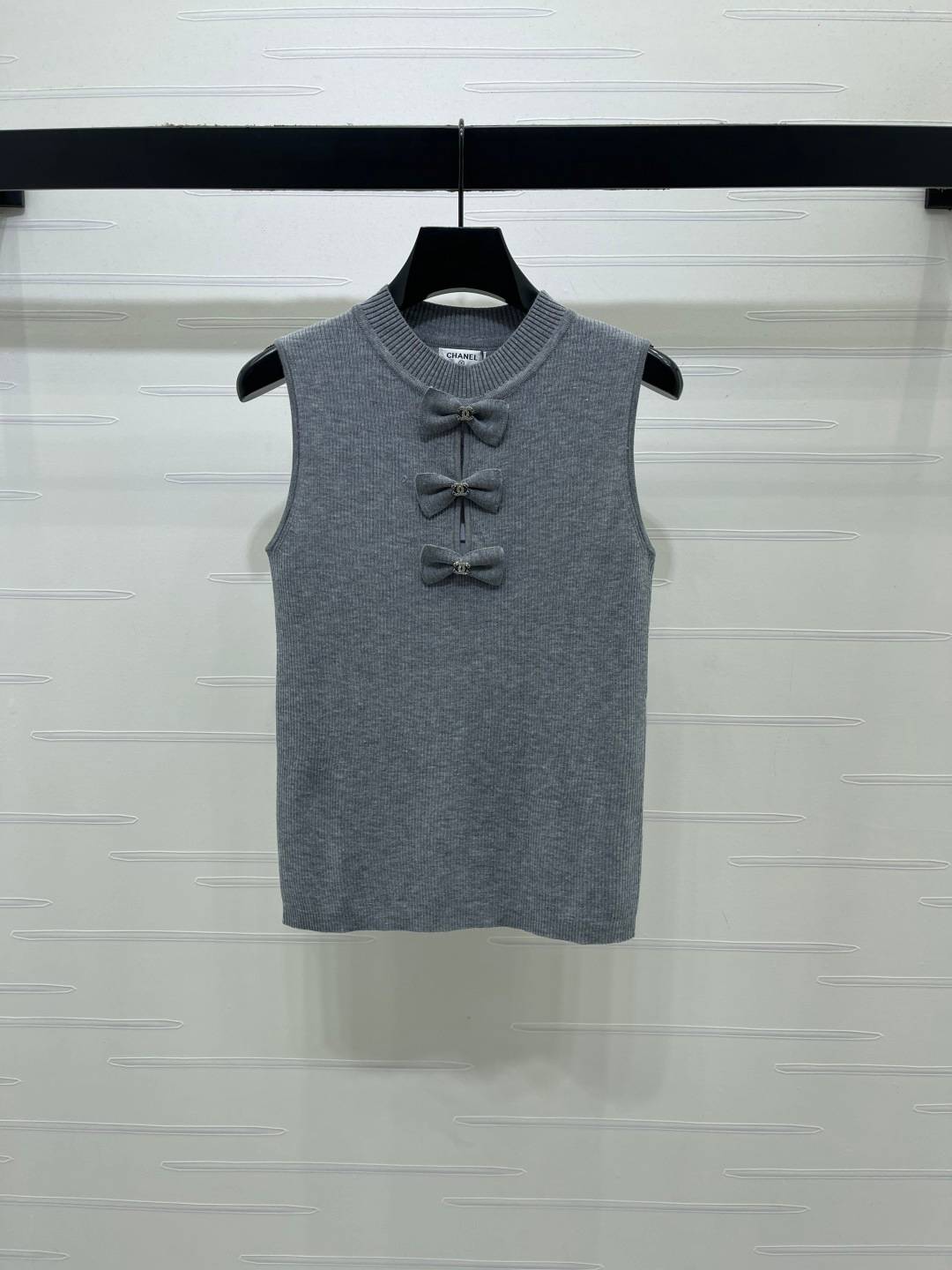 CHANEL シャネル ベスト クルーネック 前開き ロゴ グレー