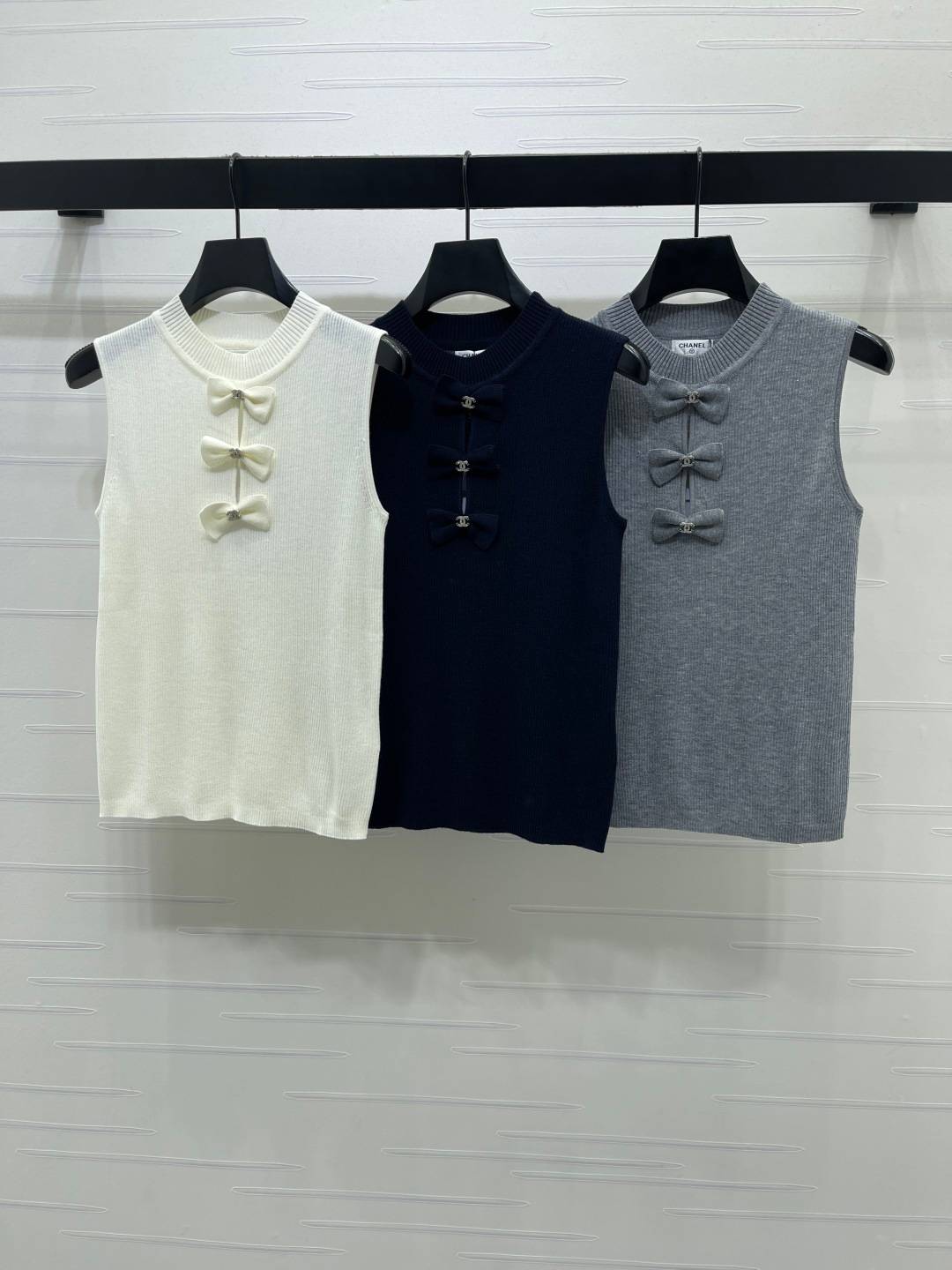 CHANEL シャネル ベスト クルーネック ロゴ 前開き ホワイト