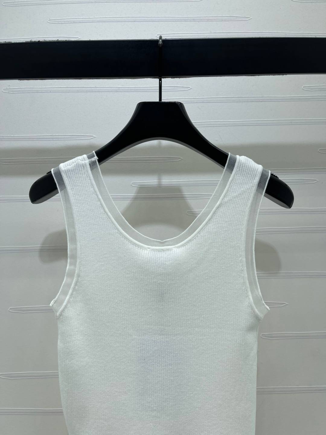 CHANEL シャネル ノースリーブトップス ロゴ ホワイト イエロー