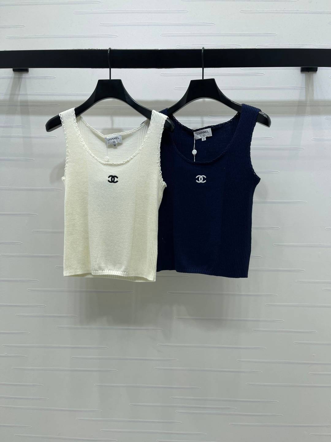 CHANEL シャネル ベスト クルーネック ロゴ レディース ホワイト ブラック