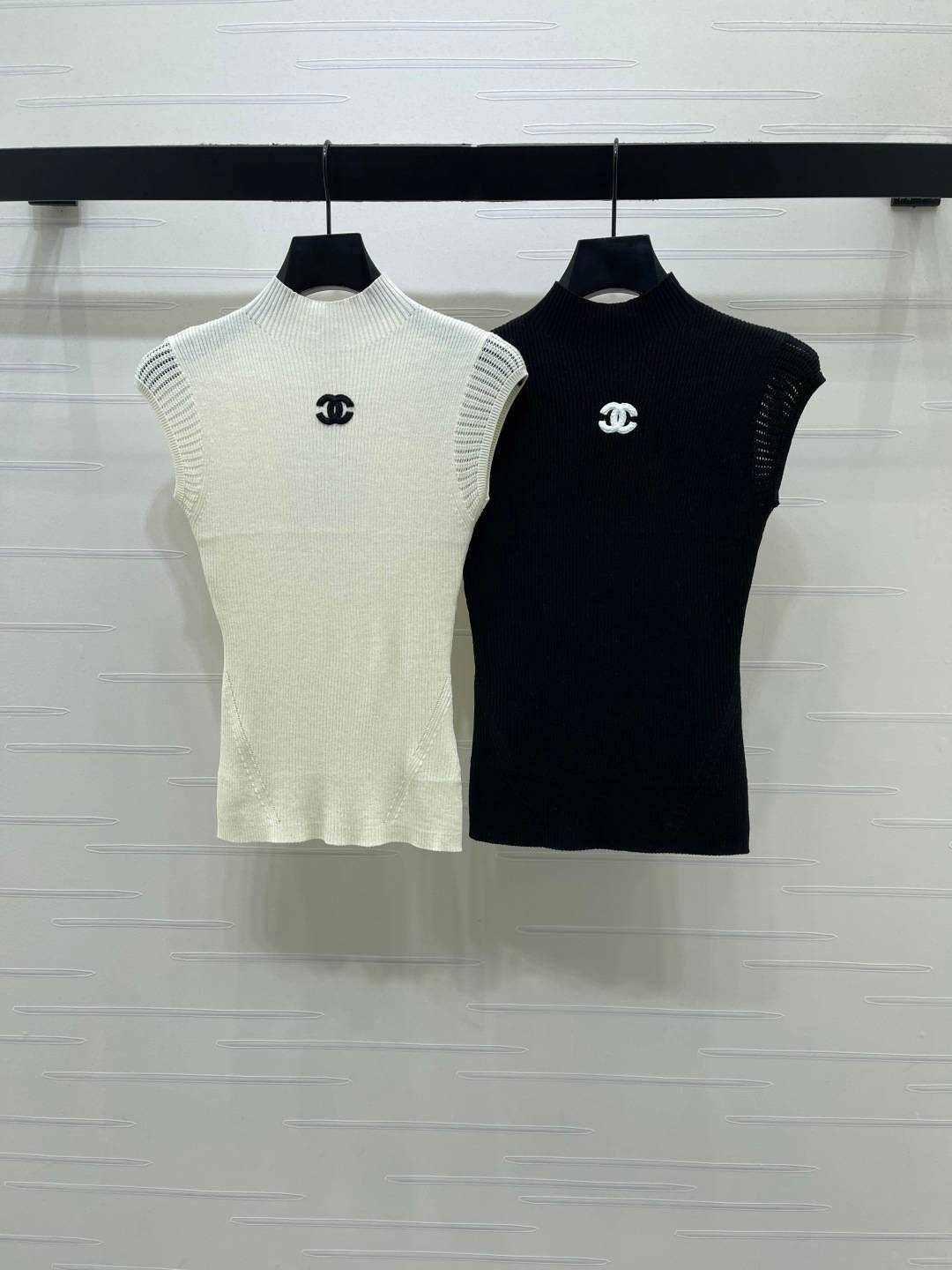 CHANEL シャネル ノースリーブトップス ロゴ クルーネック ブラック ベージュ