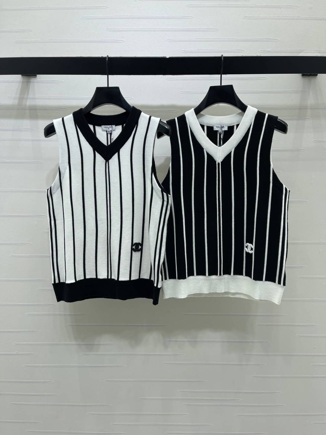 CHANEL シャネル ベスト Vネック ロゴ ブラック ベージュ