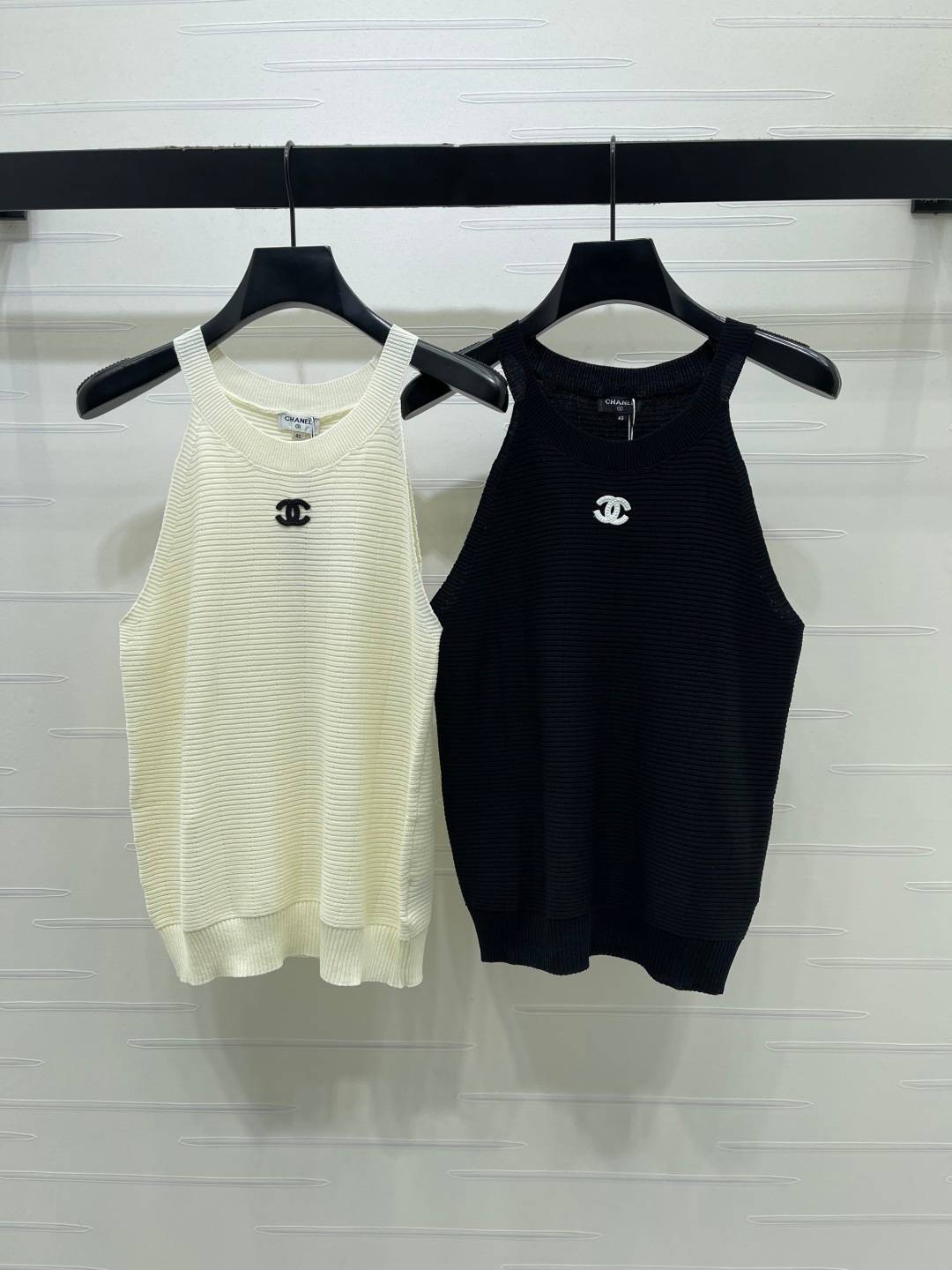 CHANEL シャネル ノースリーブトップス ロゴ ブラック ベージュ