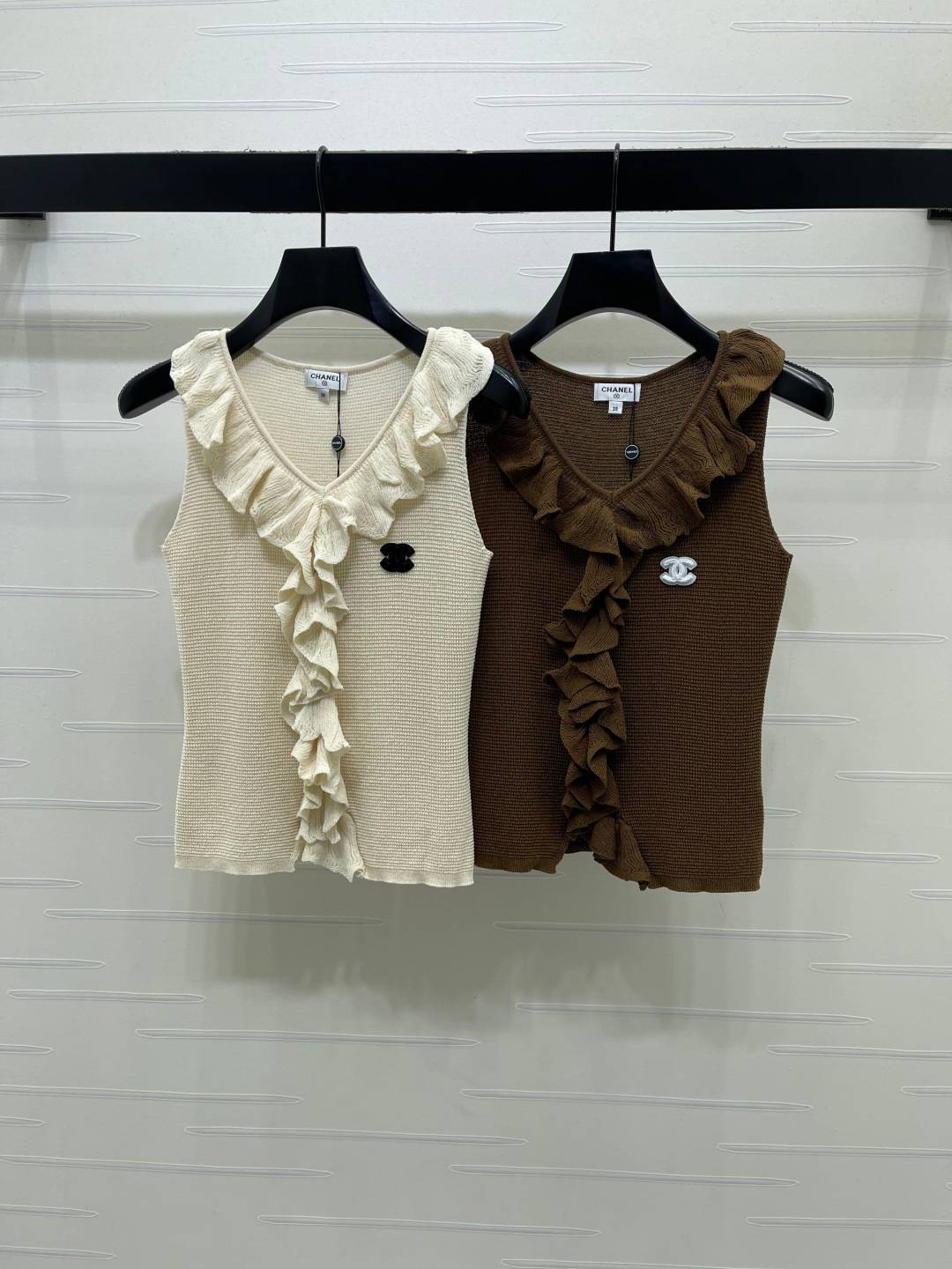 CHANEL シャネル ノースリーブトップス Vネック ロゴ ブラック ベージュ