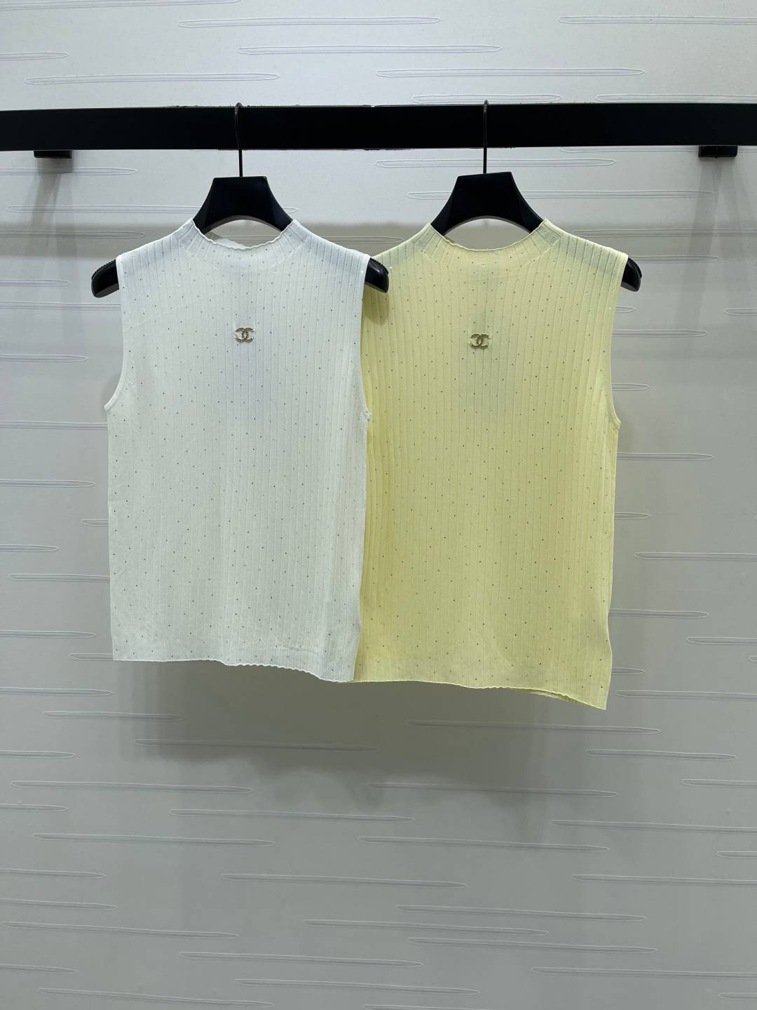 CHANEL シャネル ノースリーブトップス ロゴ ショート丈 ブラック ベージュ