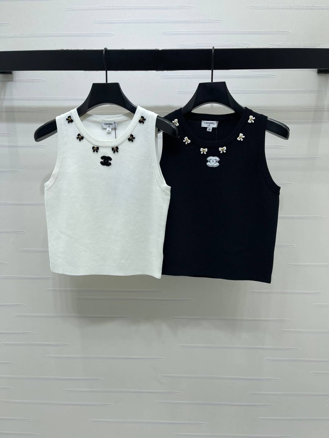 CHANEL シャネル ノースリーブトップス ロゴ フェミニン ブラック ホワイト
