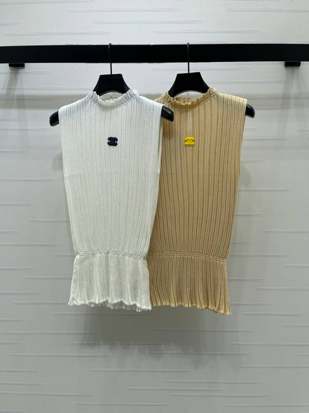 CHANEL シャネル ノースリーブトップス ロゴ ショート丈 ブラック ベージュ