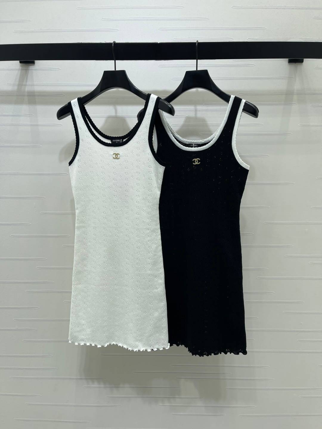 CHANEL シャネル ノースリーブトップス ロゴ ショート丈 ホワイト ブラック