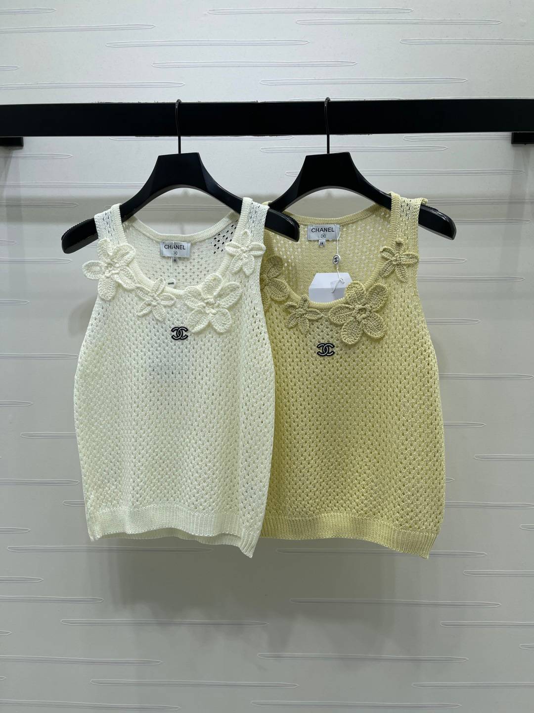 CHANEL シャネル ノースリーブトップス ロゴ レディース ホワイト
