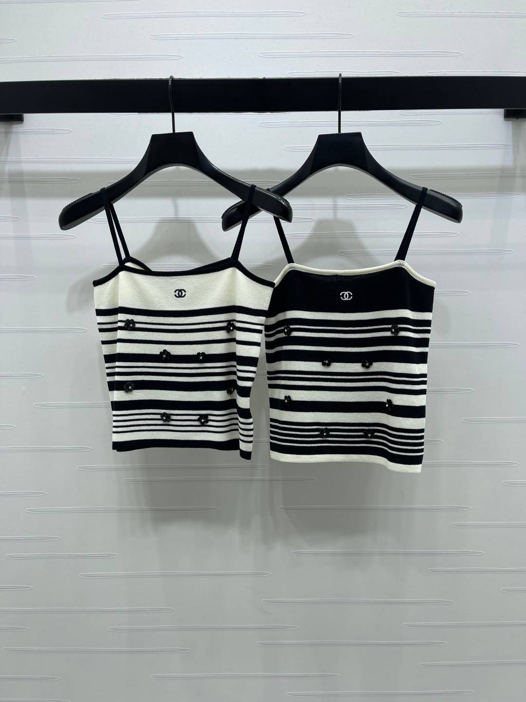 CHANEL シャネル ノースリーブトップス ロゴ ブラック ホワイト