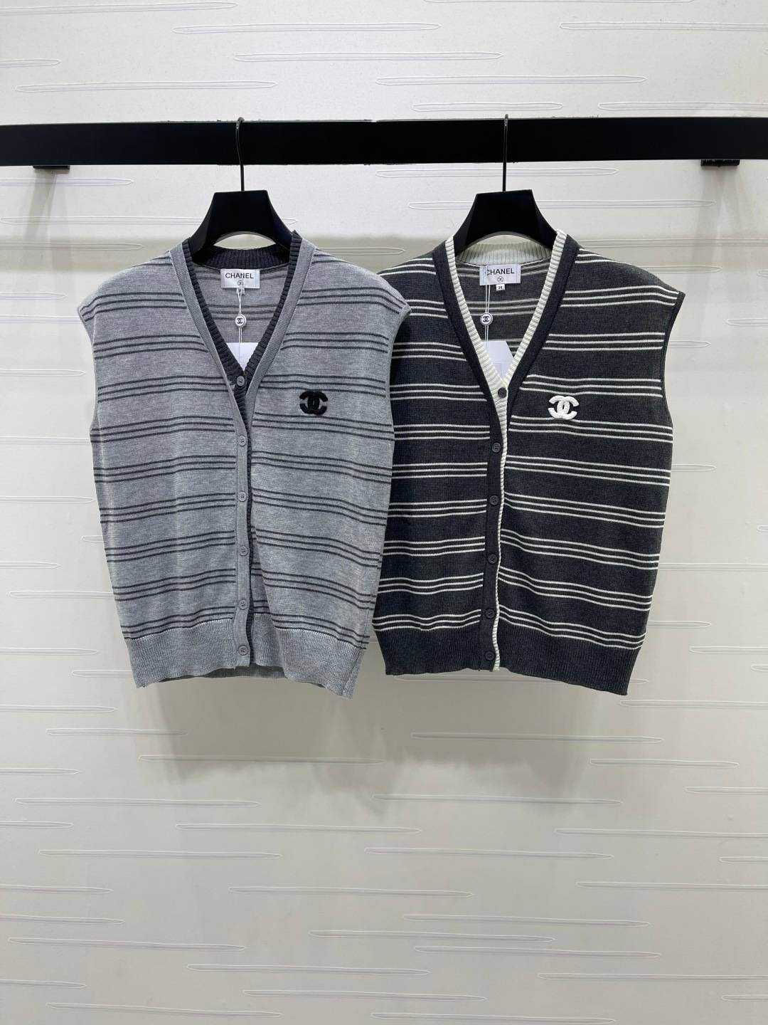 CHANEL シャネル ベスト Vネック 前開き ロゴ ブラック グレー
