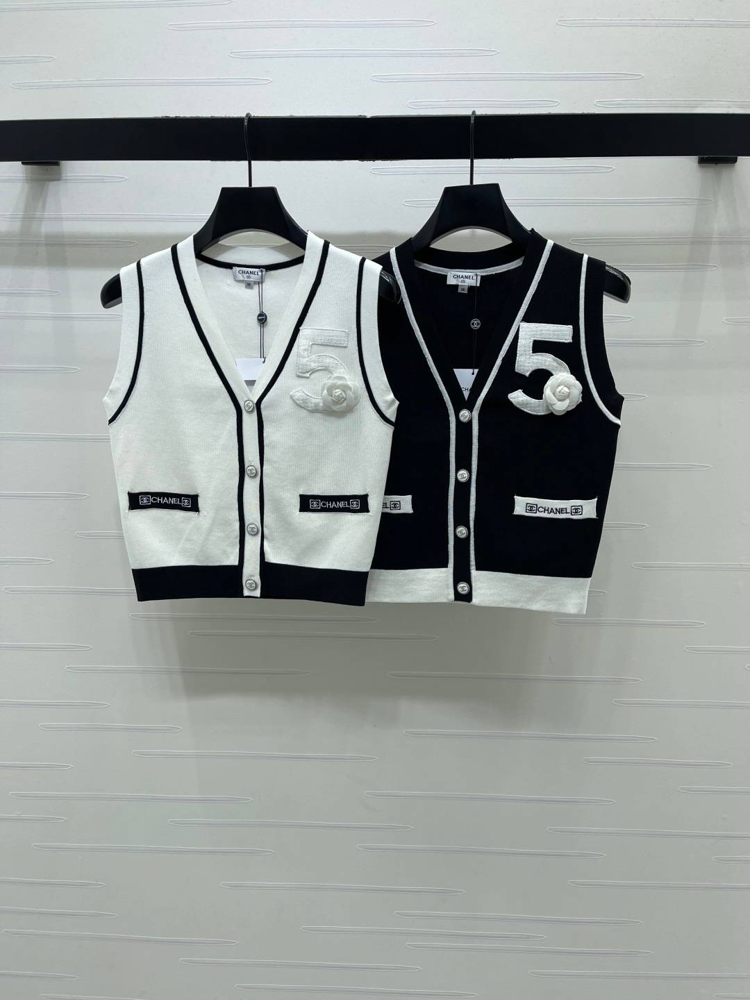 CHANEL シャネル ベスト Vネック ロゴ ブラック ホワイト