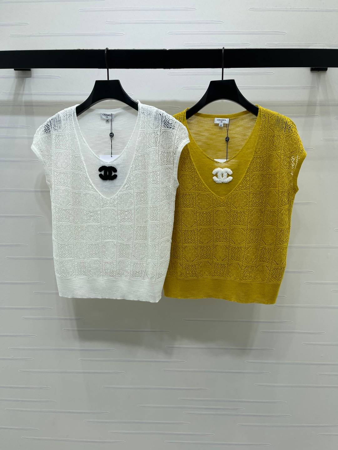 CHANEL シャネル ベスト Vネック ロゴ ブラック ベージュ