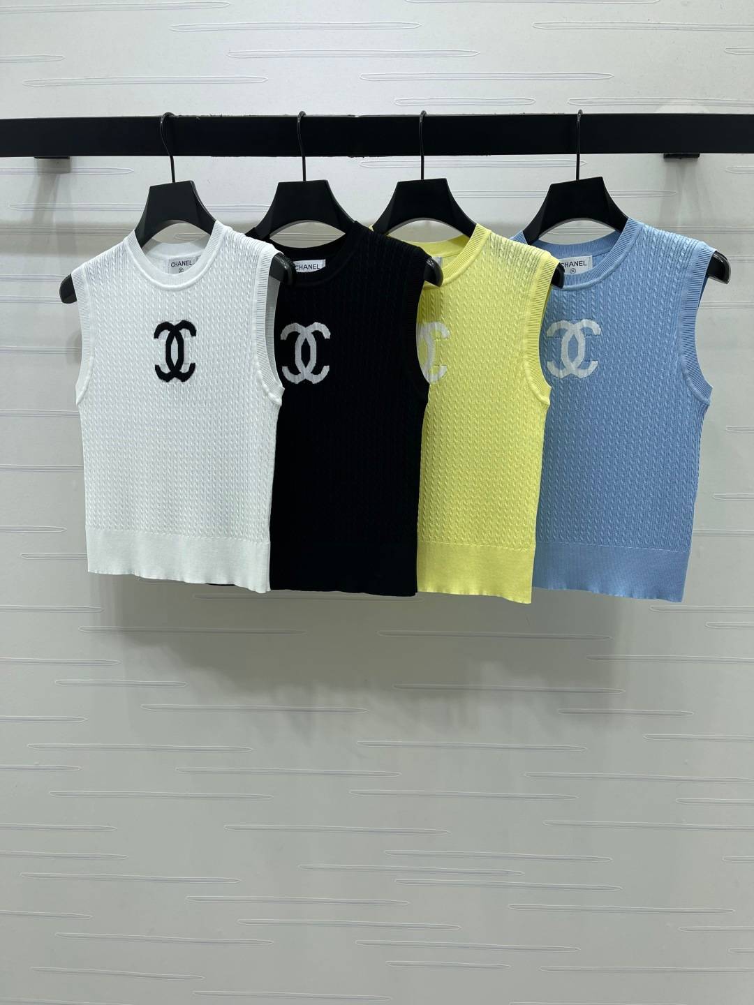 CHANEL シャネル ベスト クルーネック ロゴ レディース ブラック ホワイト イエロー ブルー