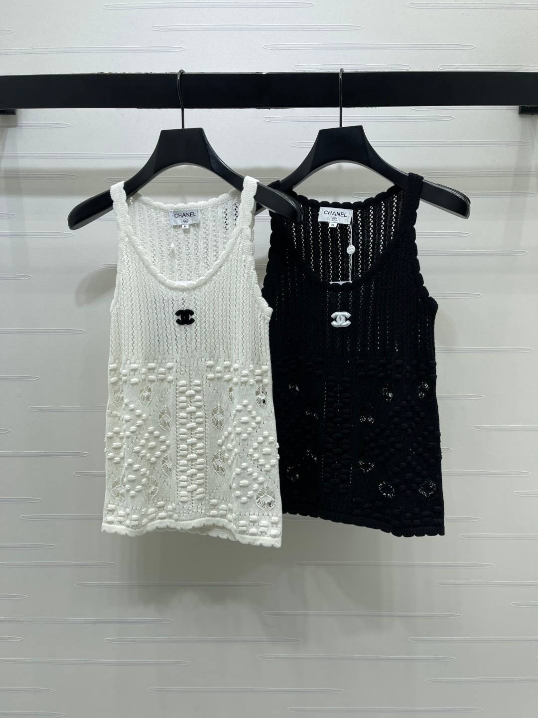 CHANEL シャネル ノースリーブトップス ロゴ ブラック ホワイト