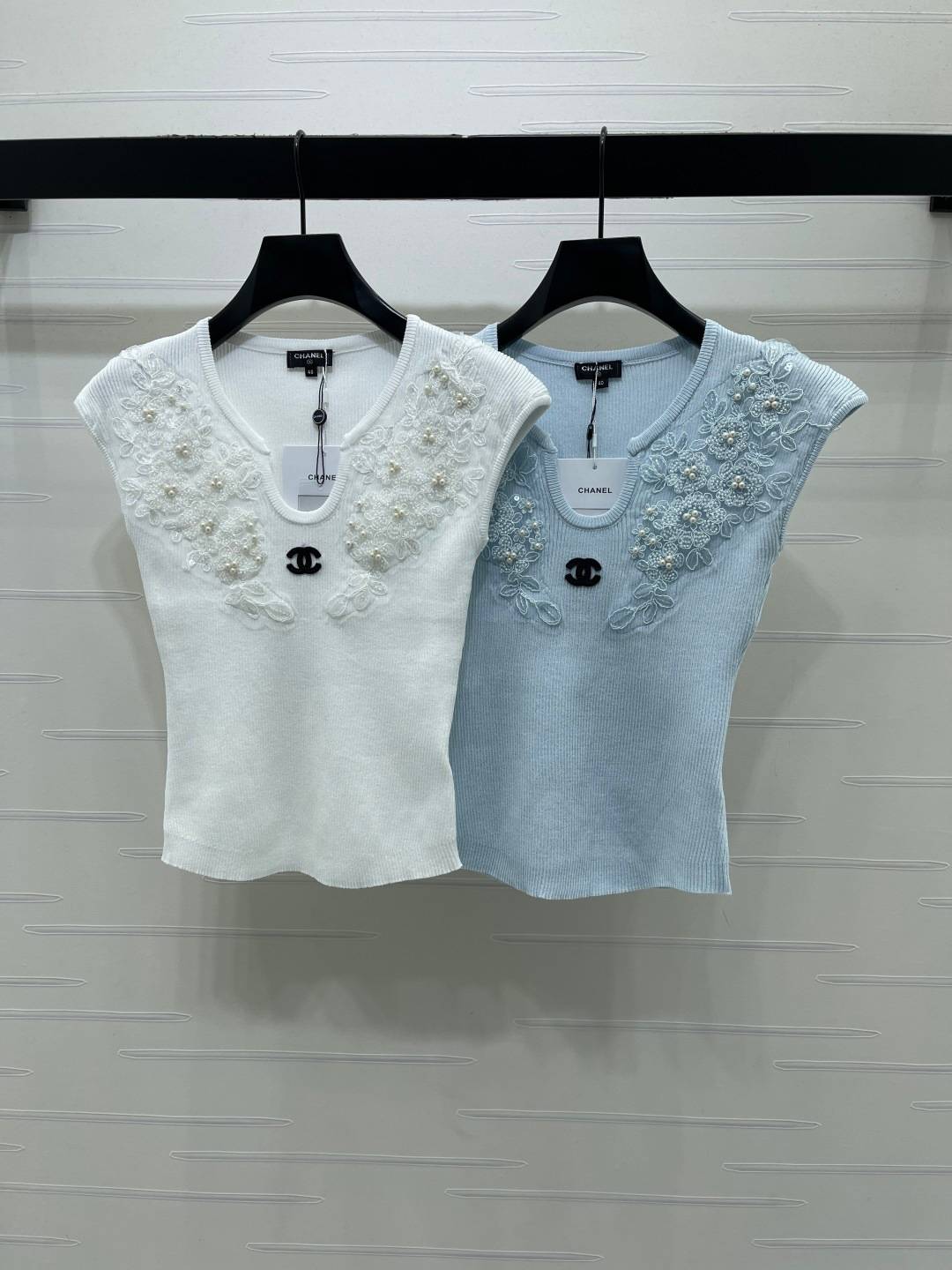 CHANEL シャネル ノースリーブトップス レディース ロゴ ブラック ベージュ