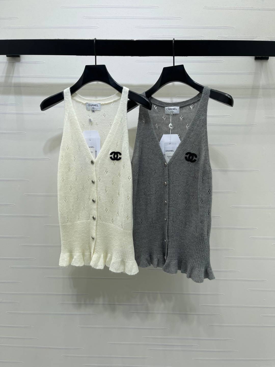 CHANEL シャネル ベスト Vネック ロゴ ブラック ホワイト