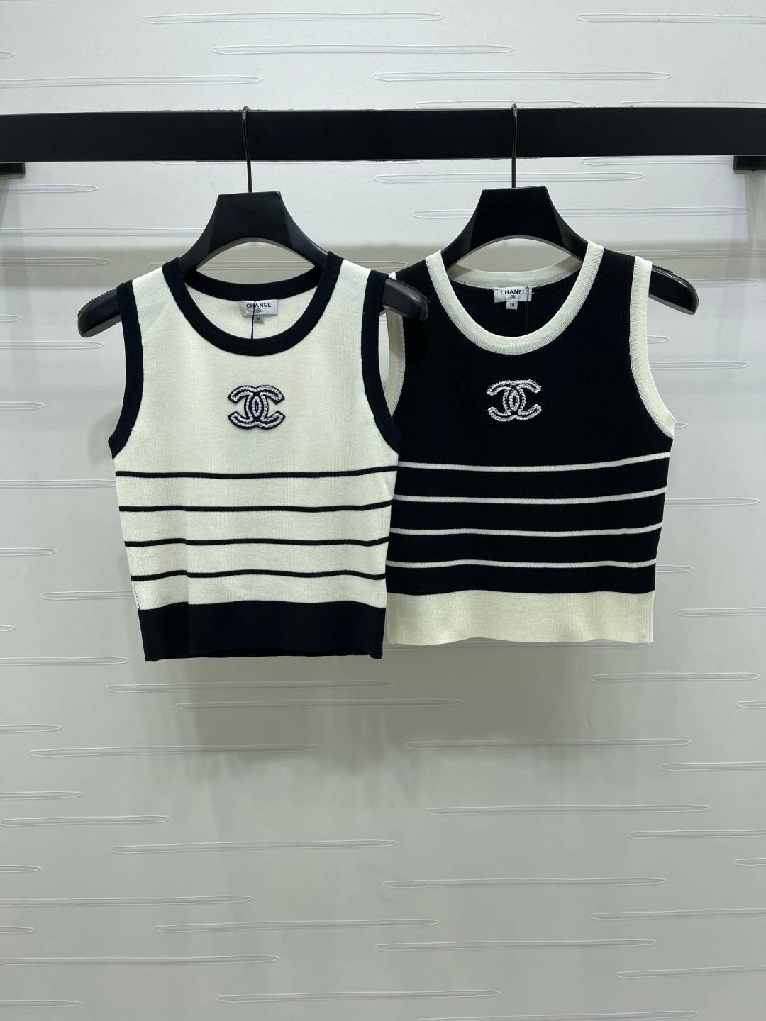 CHANEL シャネル ノースリーブトップス ロゴ ブラック ホワイト