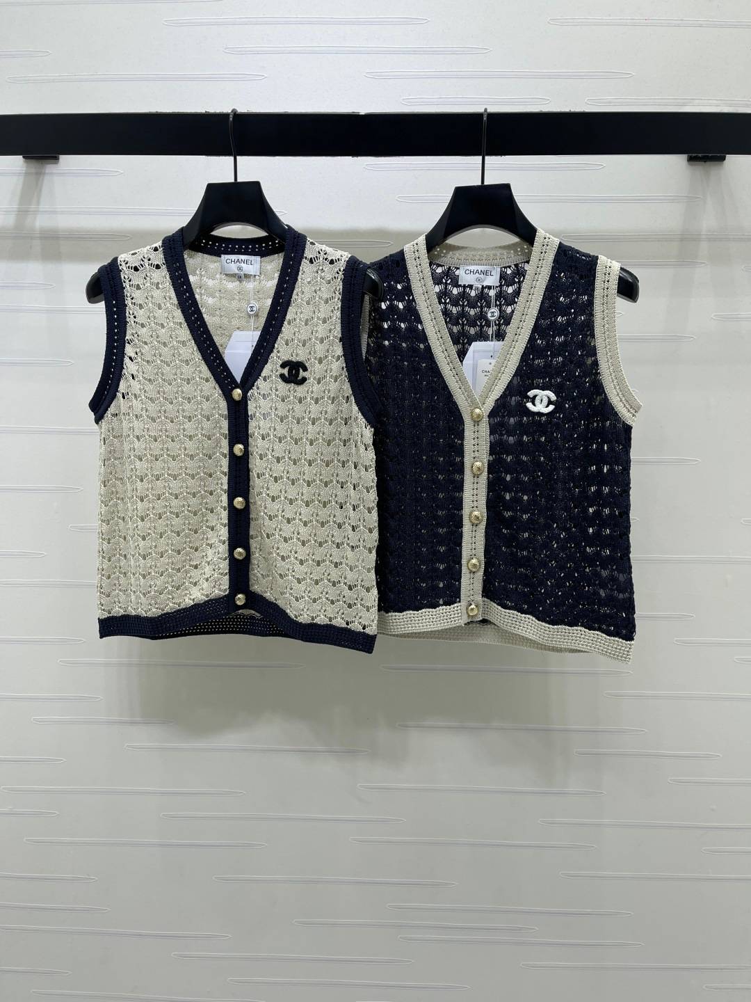 CHANEL シャネル ベスト Vネック ロゴ ブラック ベージュ