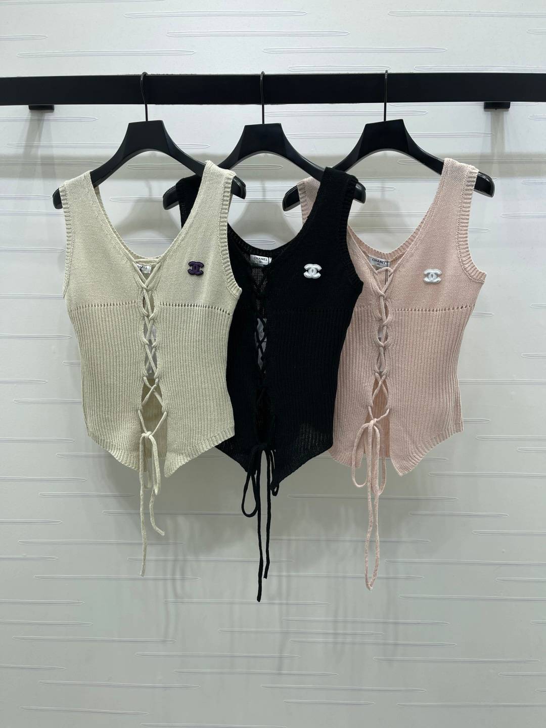 CHANEL シャネル ベスト Vネック 前開き ロゴ レディース ブラックベージュ