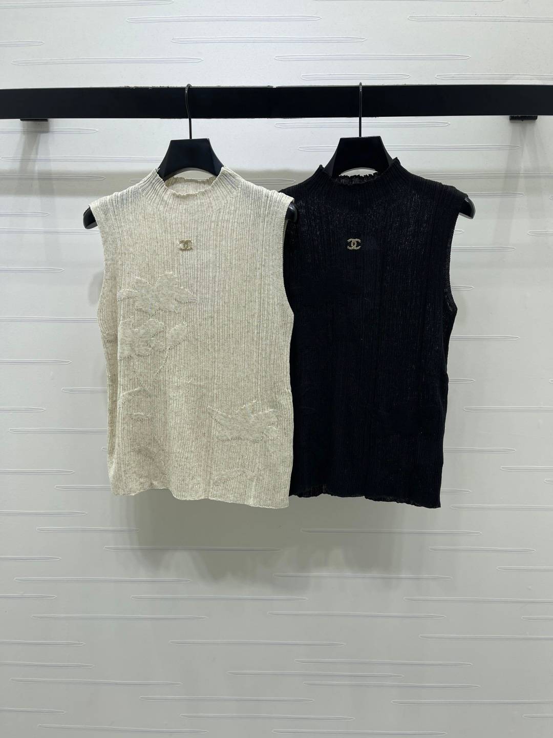 CHANEL シャネル ノースリーブトップス ロゴ レディース ブラック ベージュ
