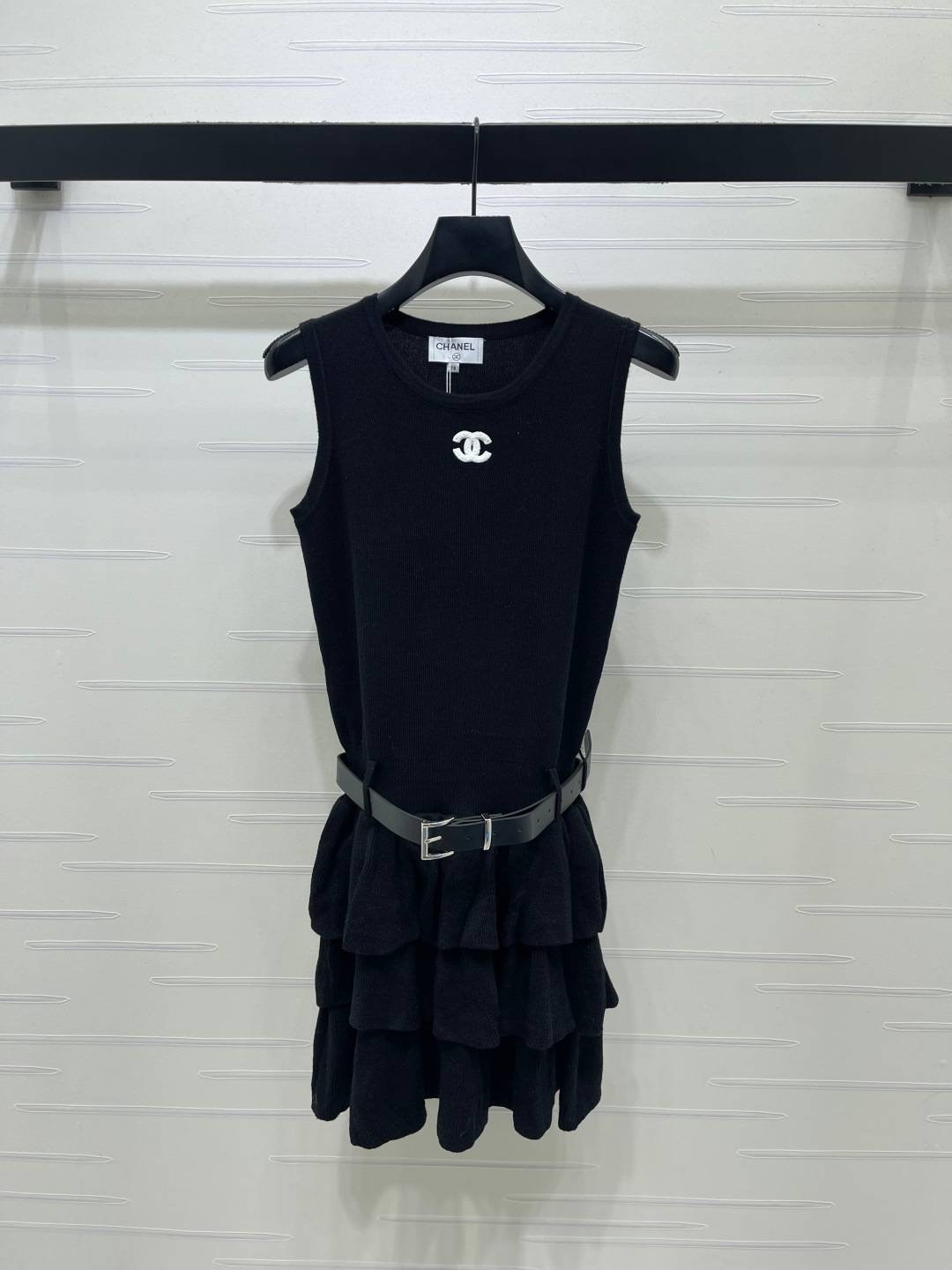 CHANEL シャネル ノースリーブトップス ロゴ ショート丈 ブラック