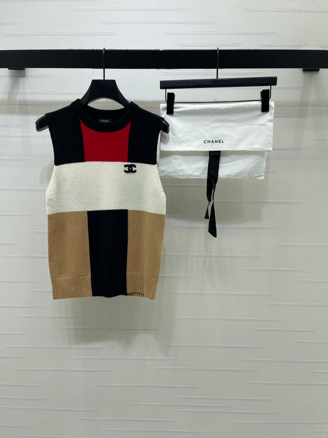 CHANEL シャネル ノースリーブトップス ロゴ レディース ブラック
