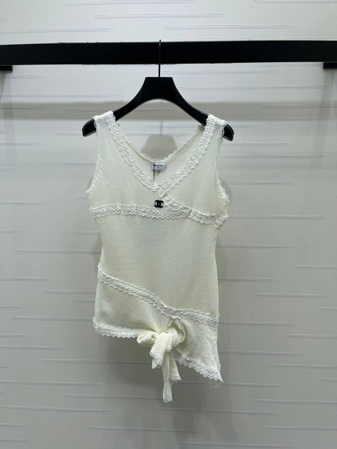CHANEL シャネル ノースリーブトップス Vネック ロゴ ホワイト