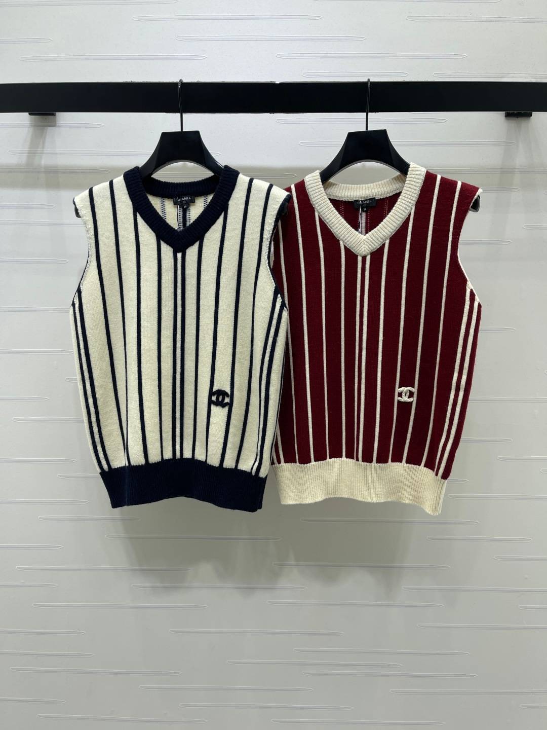 CHANEL シャネル ベスト Vネック ロゴ ブラック ベージュ