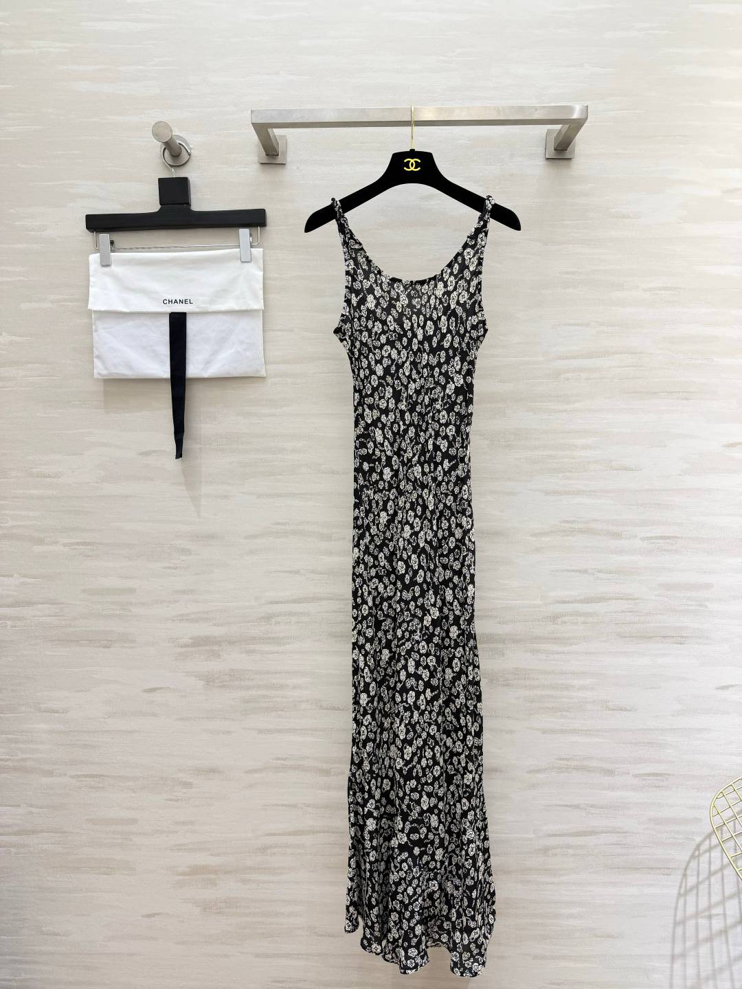 CHANEL シャネル 黒底白花 レディース