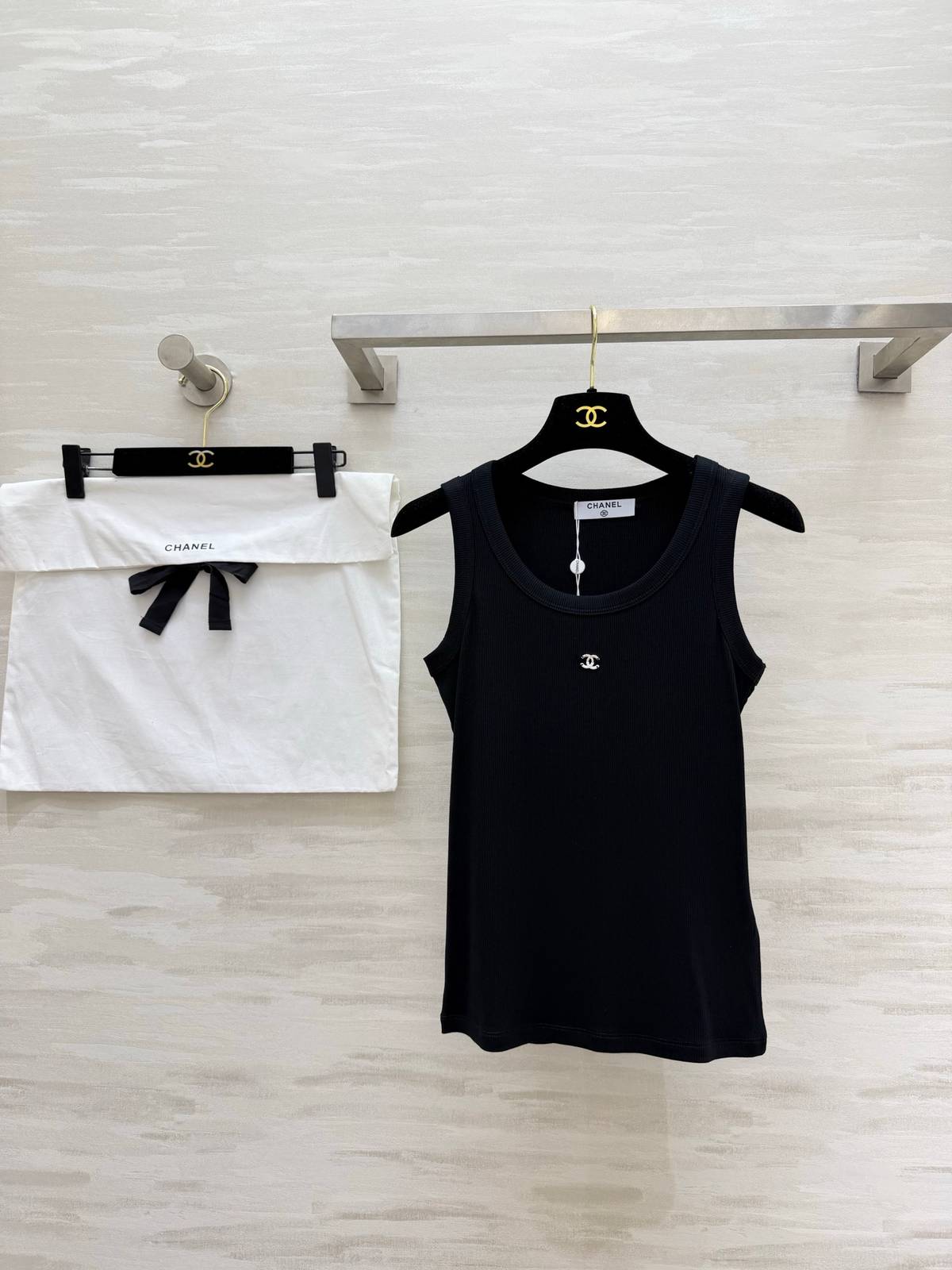 CHANEL シャネル ノースリーブトップス ロゴ レディース ブラック