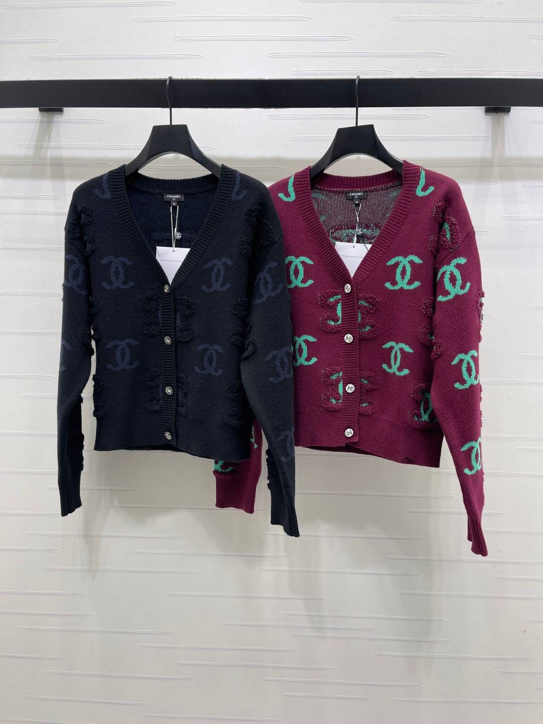 CHANEL シャネル ニットカーディガン Vネック ボタン 長袖 ブラック レッド