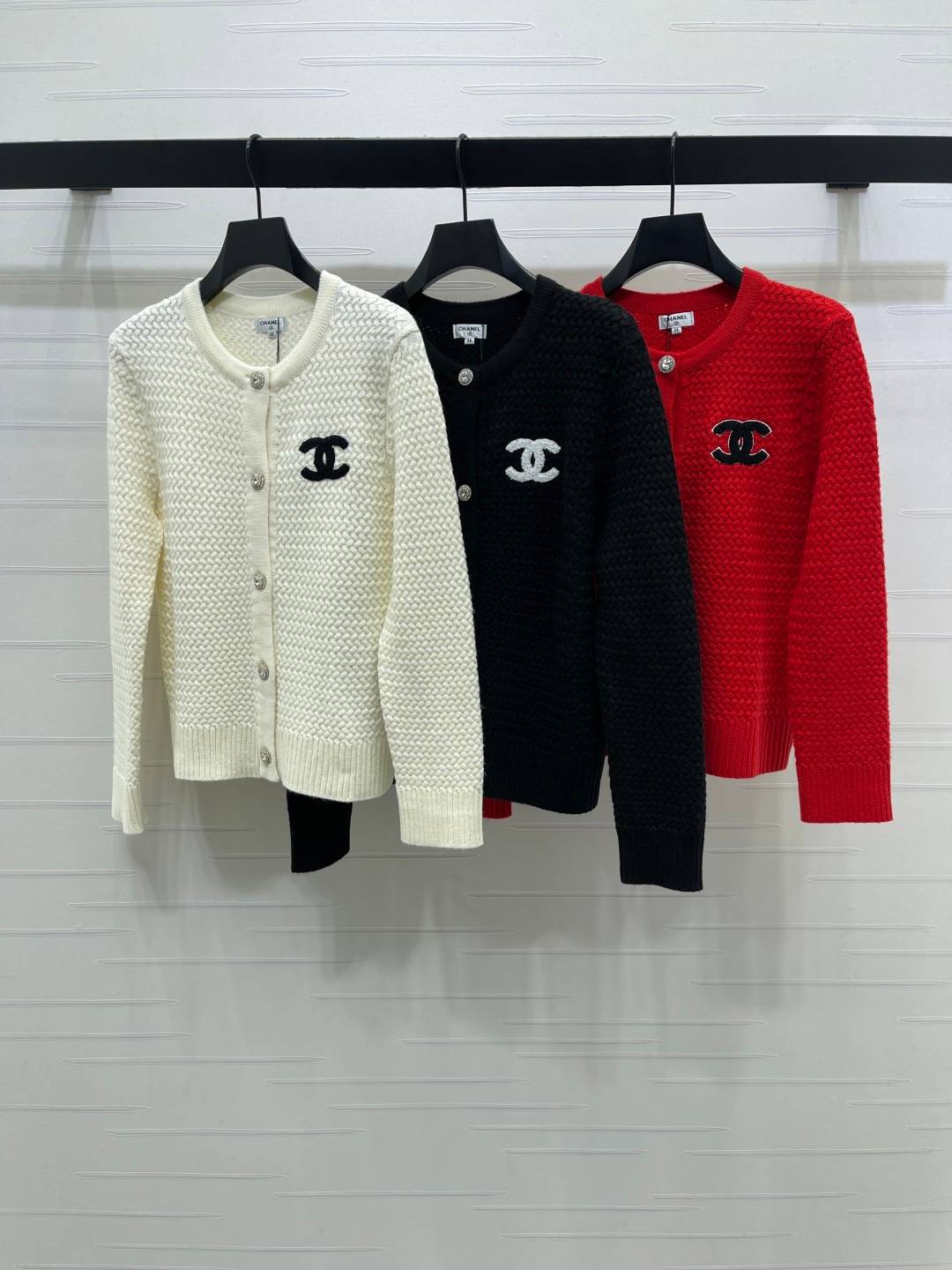 CHANEL シャネル ニットカーディガン クルーネック ボタン 長袖 ホワイト ブラック レッド